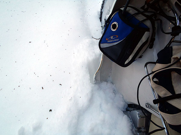 レッグシールドが雪に埋もれる